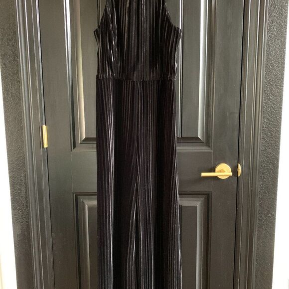 Alexia Admor Meghan Velvet Jumpsuit Black | Size 8 - Picture 2 of 10